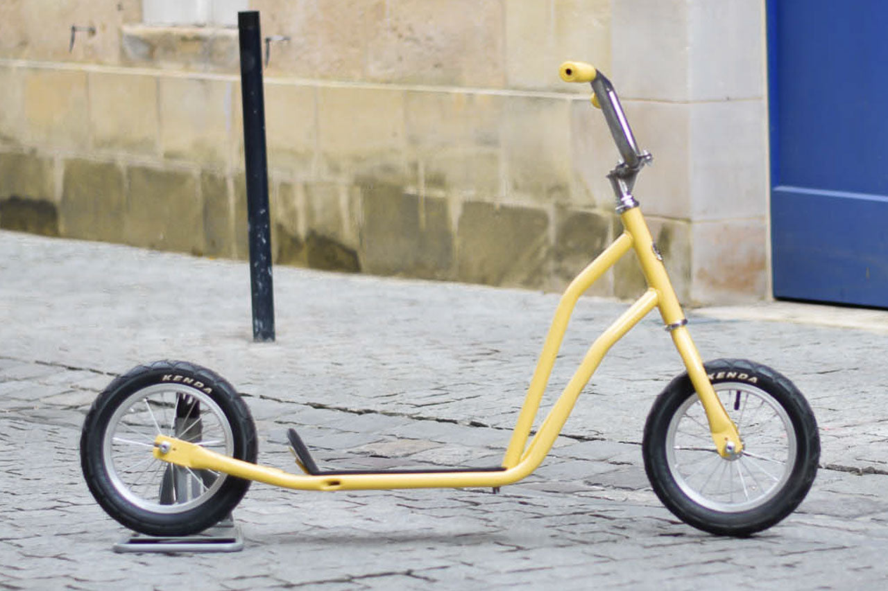 LA TROTTINETTE JAUNE